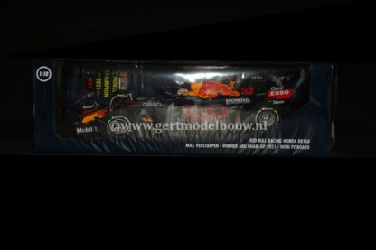 RED BULL RACING HONDA RB16B MAX VERSTAPPEN WINNER ABU DHABI GP 2021 WITH PITBOARD - Afbeelding 3