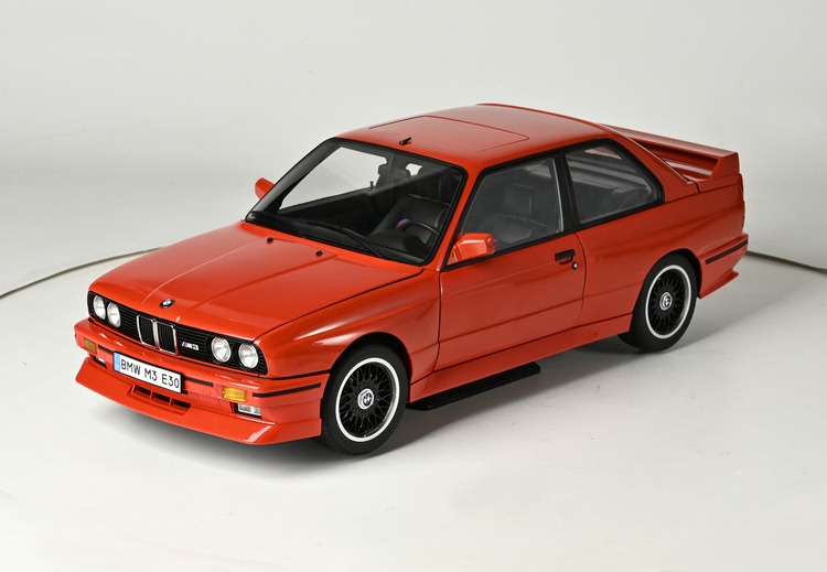 IXO BMW M3 E30 in schaal 1/8